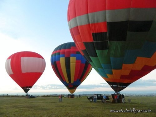 Equipes do Balonismo e 3 balões prontos para subir ao céu