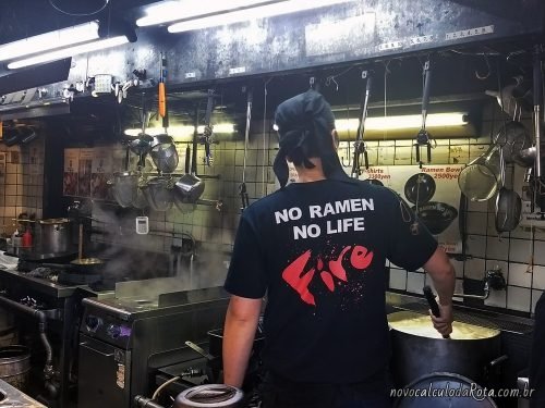 A cozinha do Kyoto Fire Ramen e os pau de selfie