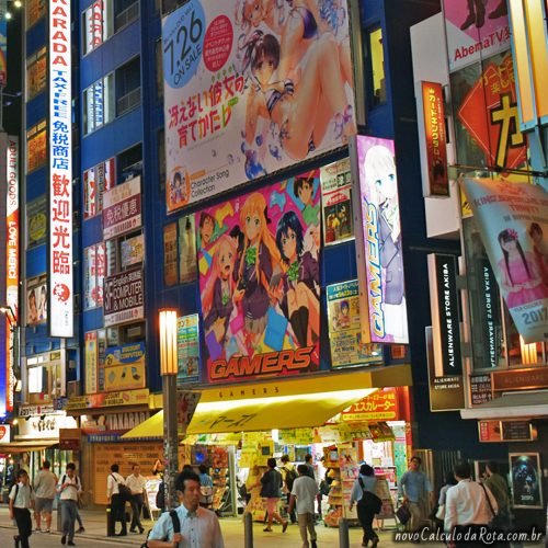 Os letreiros de Akihabara