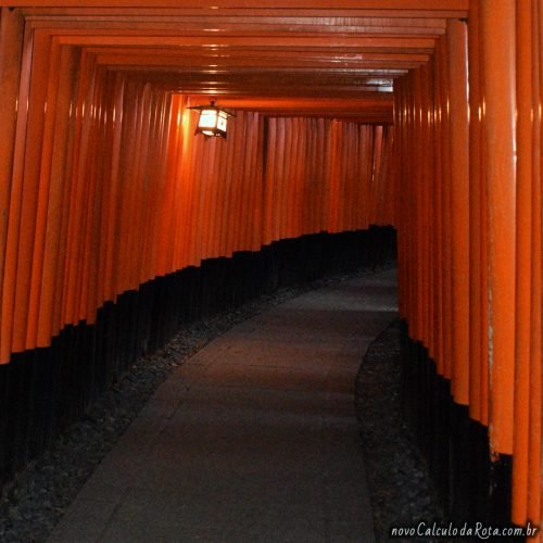 O túnel com milhares de torii vermelhos do Fushimi Inari