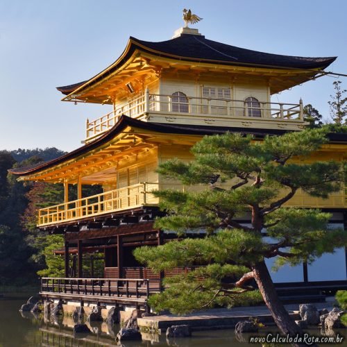 A lateral e a fenix no topo do Kinkaku-ji