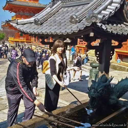 O ritual de purificação na entrada do Templo Kiyomizudera