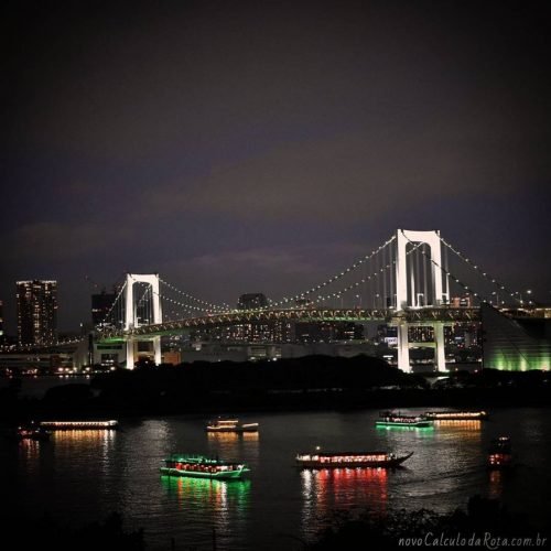 A Rainbow Bridge iluminada em Odaiba