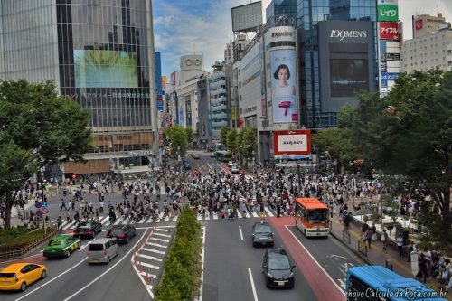 Shibuya Crossing em Tokyo - vista da estação envidraçada