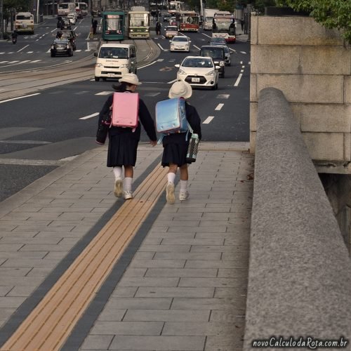 Pequenas estudantes indo para a escola em Hiroshima no Japão