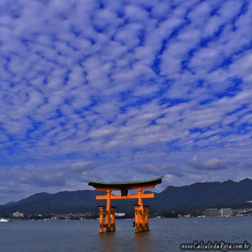 O gigante torii vermelho no mar de Miyajima
