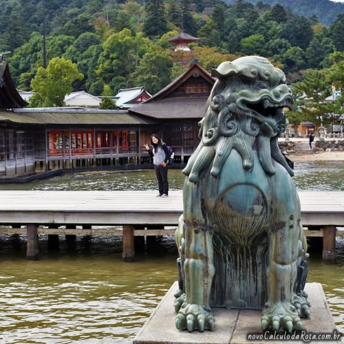 O leão guardião da Ilha de Miyajima no Santuário de Itsukushima