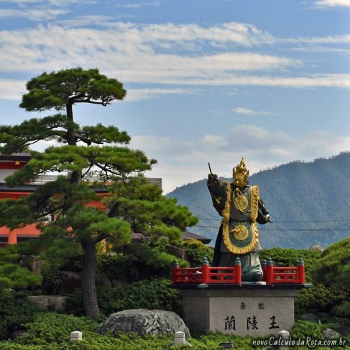 Guerreiro com a vestimenta de Bugaku no ferry de Hiroshima para Miyajima