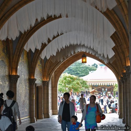 O corredor e interior do castelo da Cinderela na Tokyo Disney