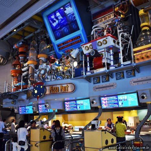 A pizzaria na região moderna da Disney Tokyo e Star Wars