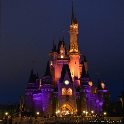 O castelo da Cinderela a noite na Tokyo Disney