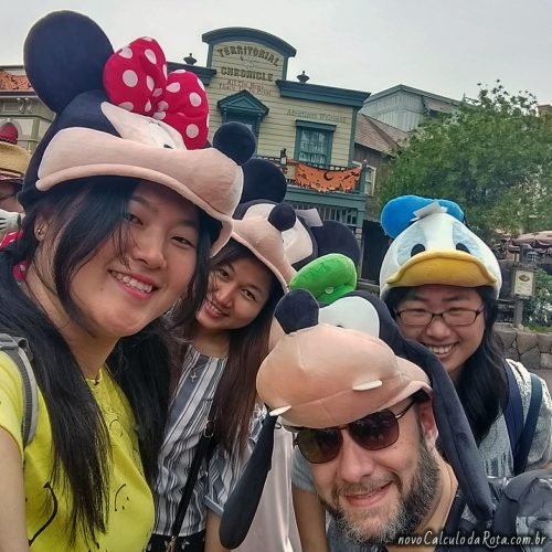 Lojinhas espalhadas para você sair personalizado na Tokyo Disneyland