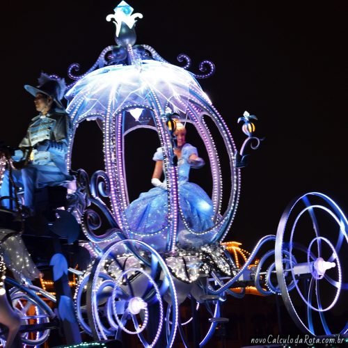 Cinderela e sua carruagem na Tokyo Disney Electrical Parade