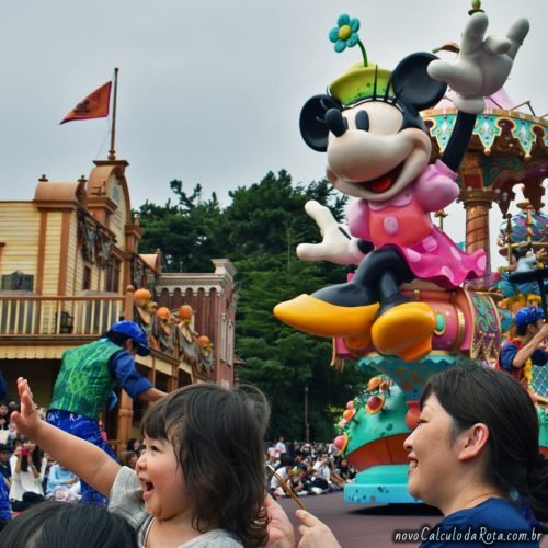 Criançada se divertindo na Tokyo Disneyland