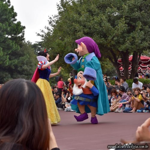 Sete Anões e a Branca de Neve durante o desfile na Tokyo Disney