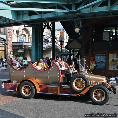 Automóvel antigo no Tokyo DisneySea