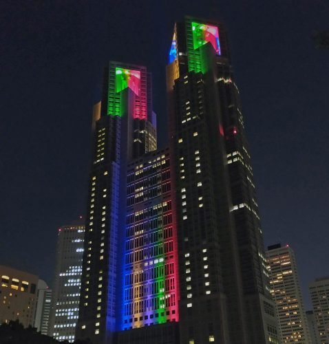 Tokyo Metropolitan Government Building iluminado para as Olimpíadas de Tokyo 2020